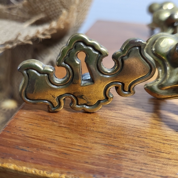 Vintage ILCO Unican Batwing Cutout Drop Bail Brass Drawer Pulls and Key Plate - Picture 4 of 16